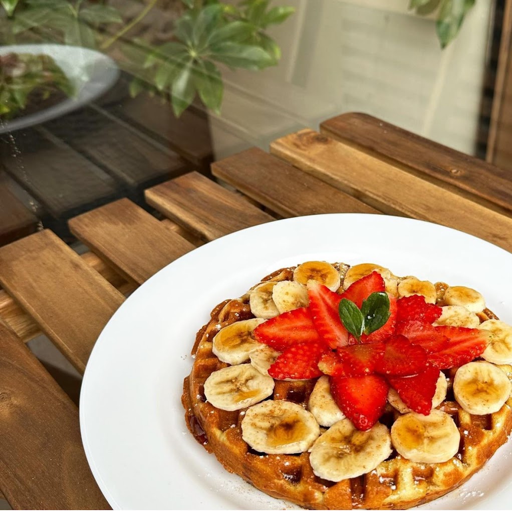 Waffle con fresas y platano de Dailyshot Cafe en Guadalajara