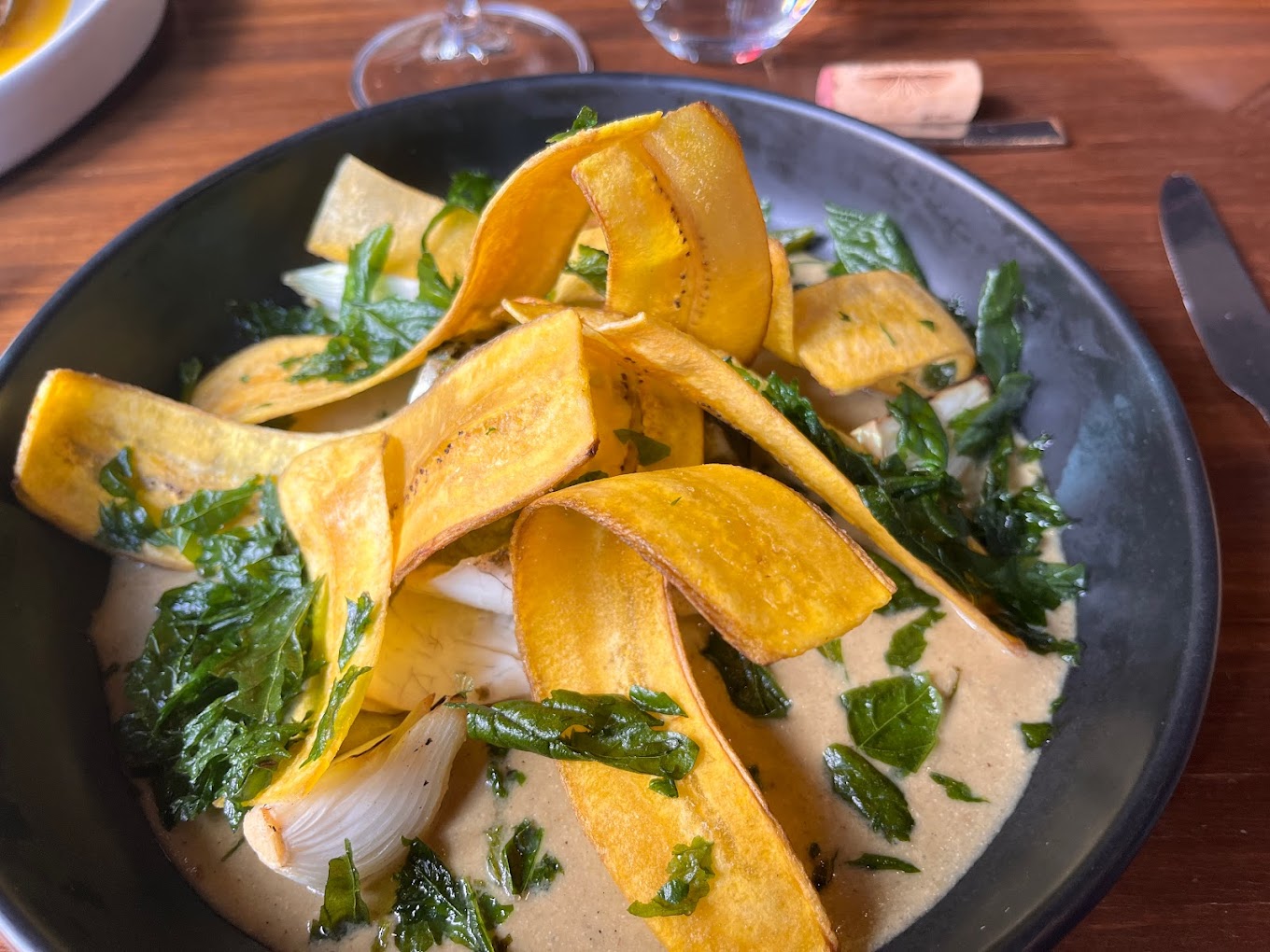 Jugo concentrado con platano macho como decoracion y cilantro restaurantes en CDMX