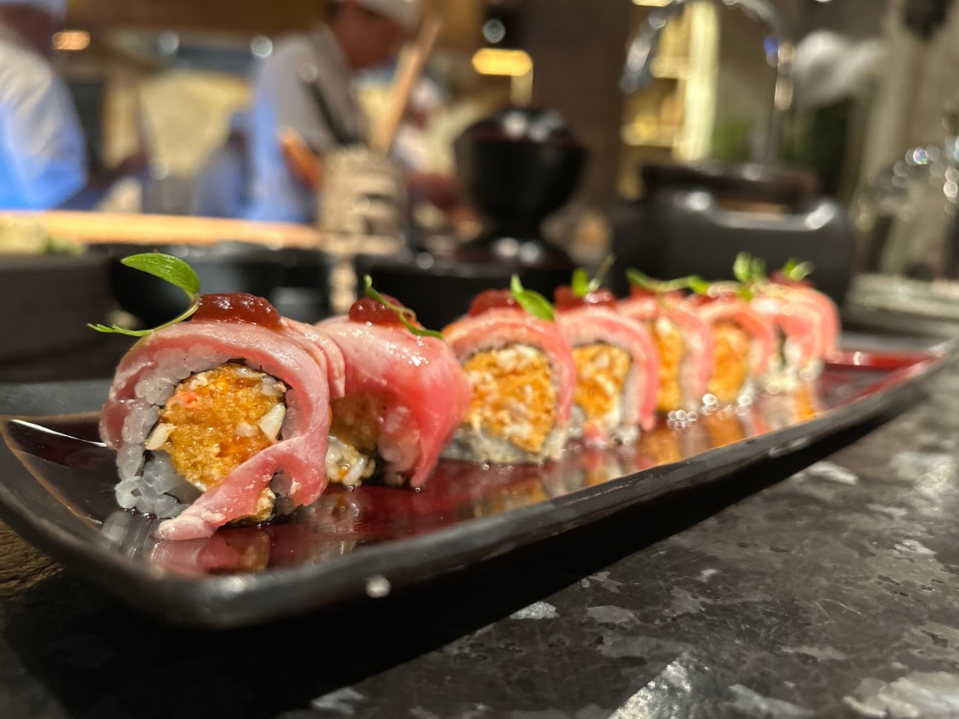 Rollos de sushi con atún y queso crema en restaurantes en CDMX