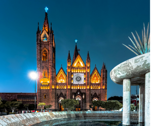 Iglesia en Guadalajara con un agave - Restaurantes en Guadalajara