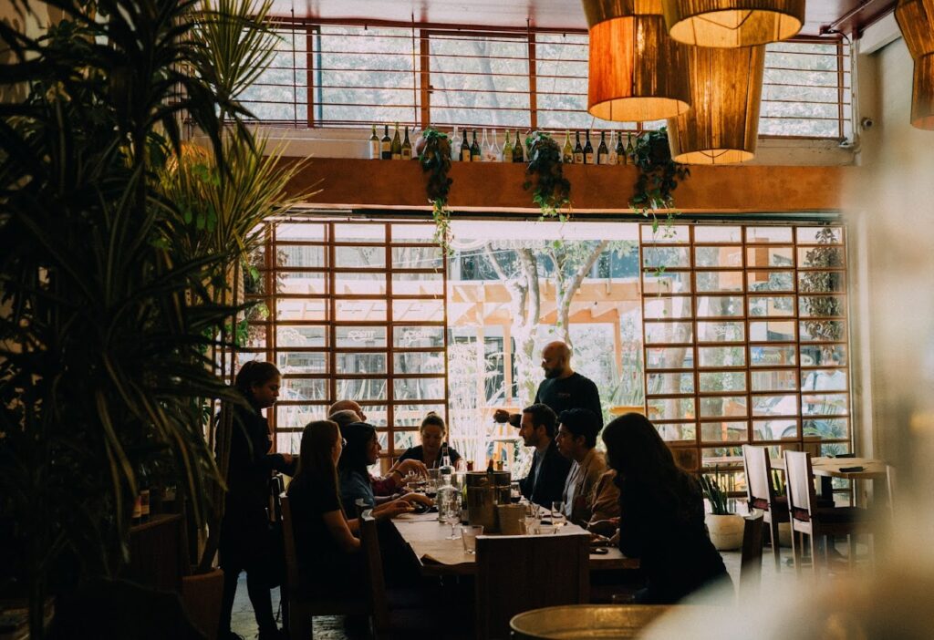 Personas en un restaurante con plantas y ambiente acogedor Restaurantes en CDMX