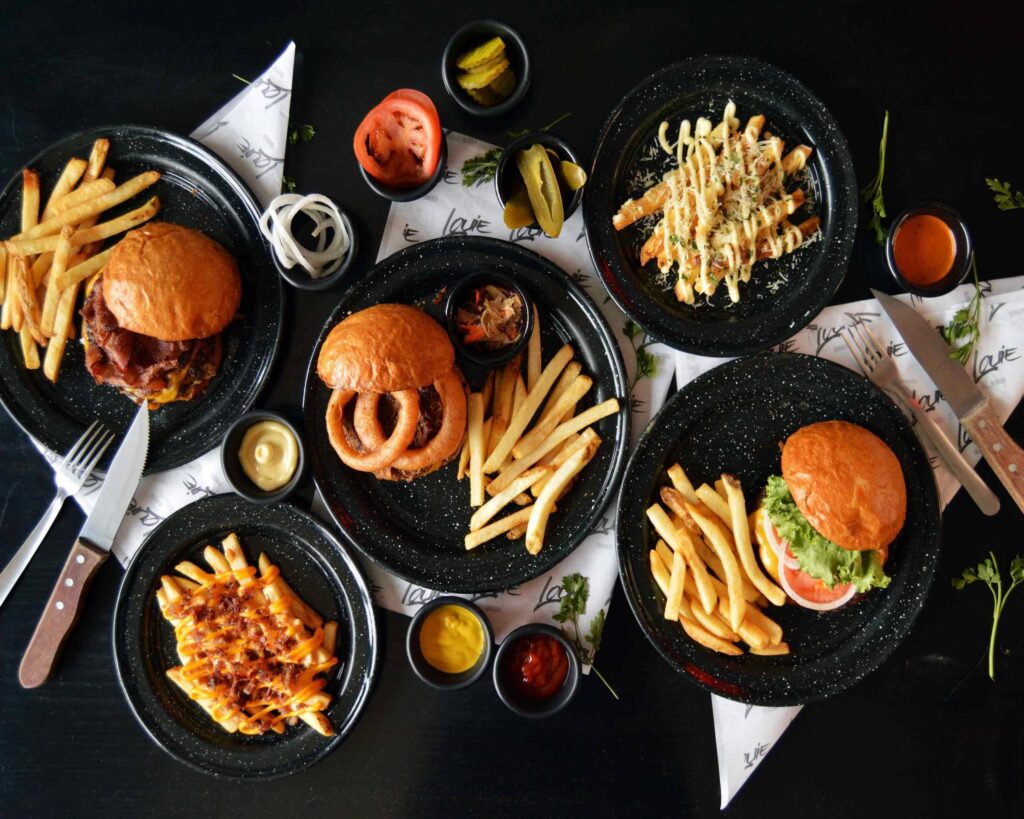 Hamburguesas mas populares de Louie Burger de Guadalajara y con papas fritas y salsas de complemento