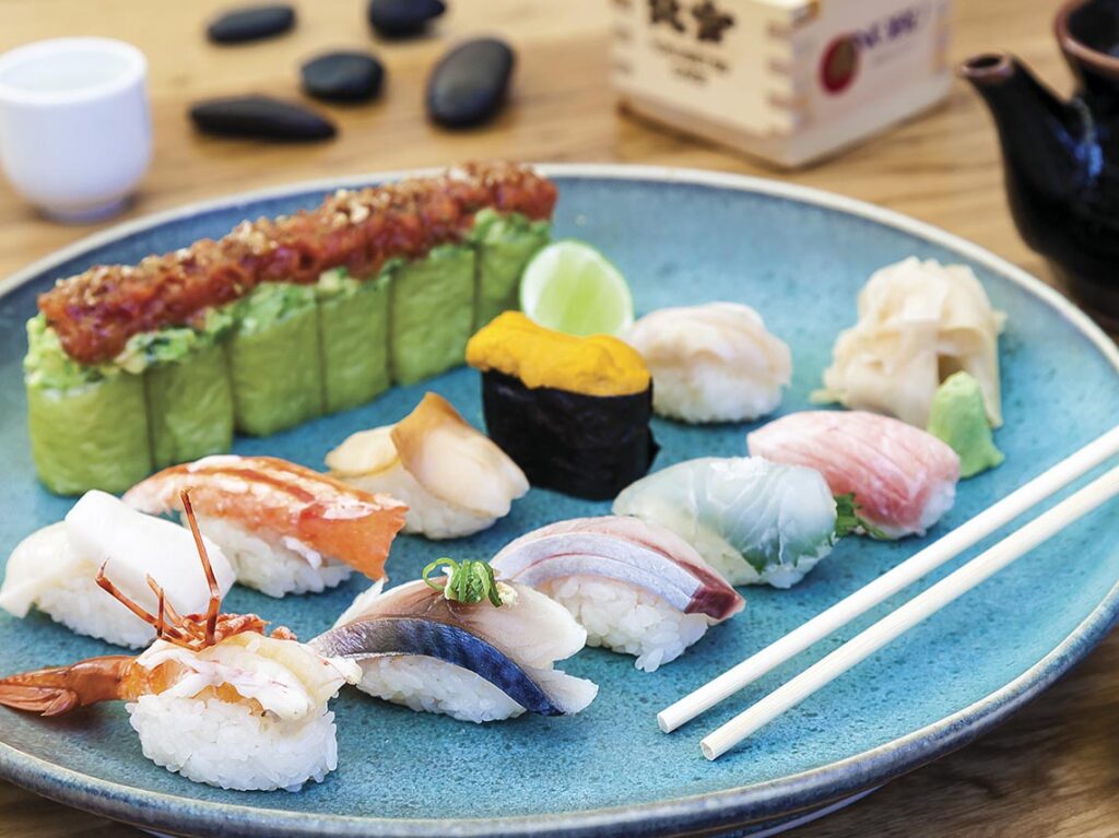 Comida japonesa del restaurante Nobu, rollos dfe sushi y nigiri de salmón y pescado