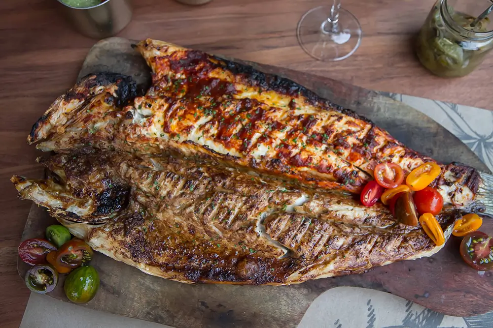 Pescado cocinado con una salsa roja y crocante