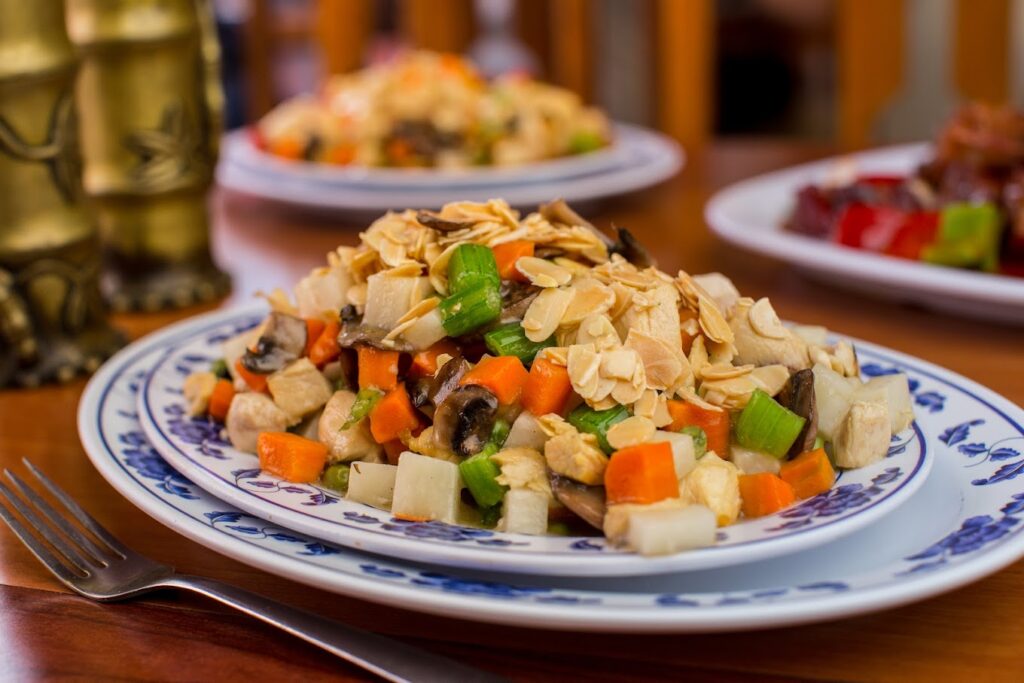 variedad de verduras con pollo y almendras como decoración