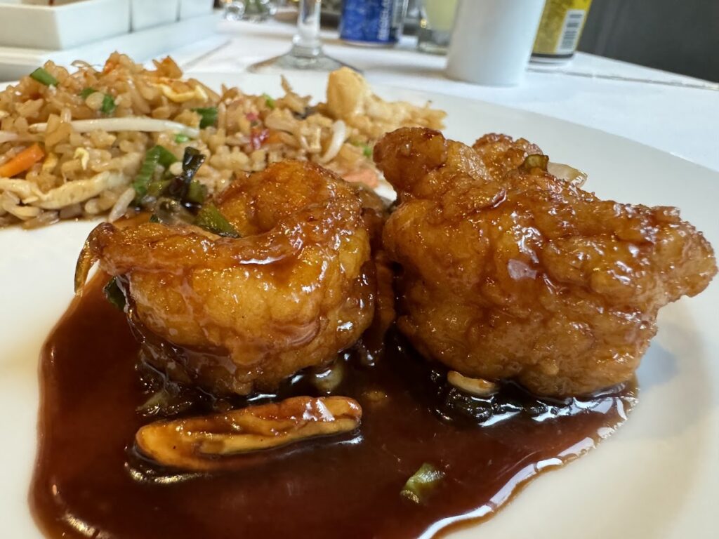 Trozos de pollo bañado en salsa bbq y arroz con verduras