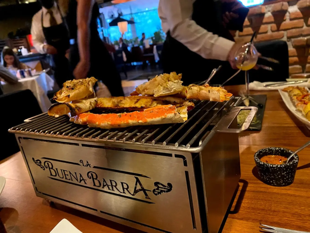 Parrillada de carne con varias opciones de carne, asadas en un asadaor de metal