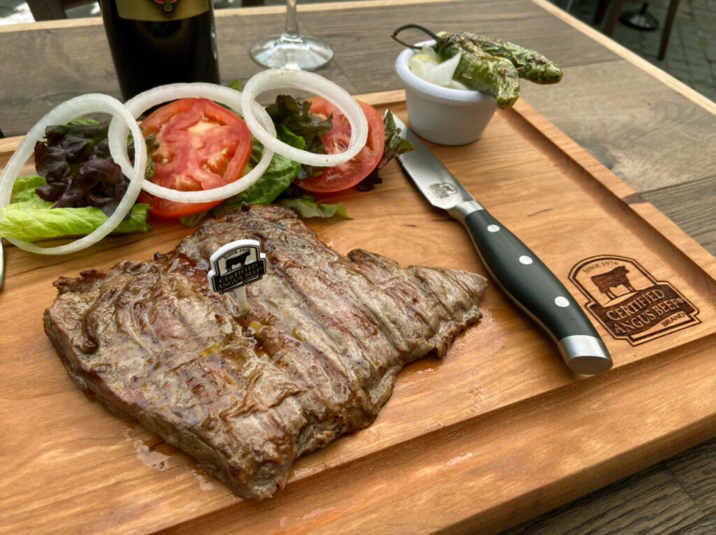 Corte de carne acompañado de verduras frescas