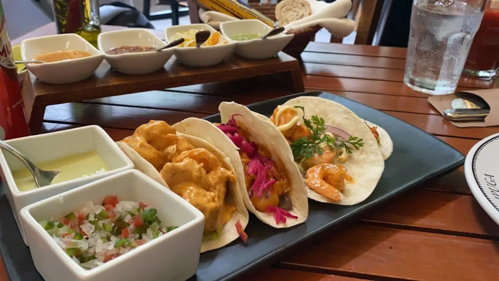 Tacos de mariscos de diversos sabores en tortilla de harina con pico de gallo