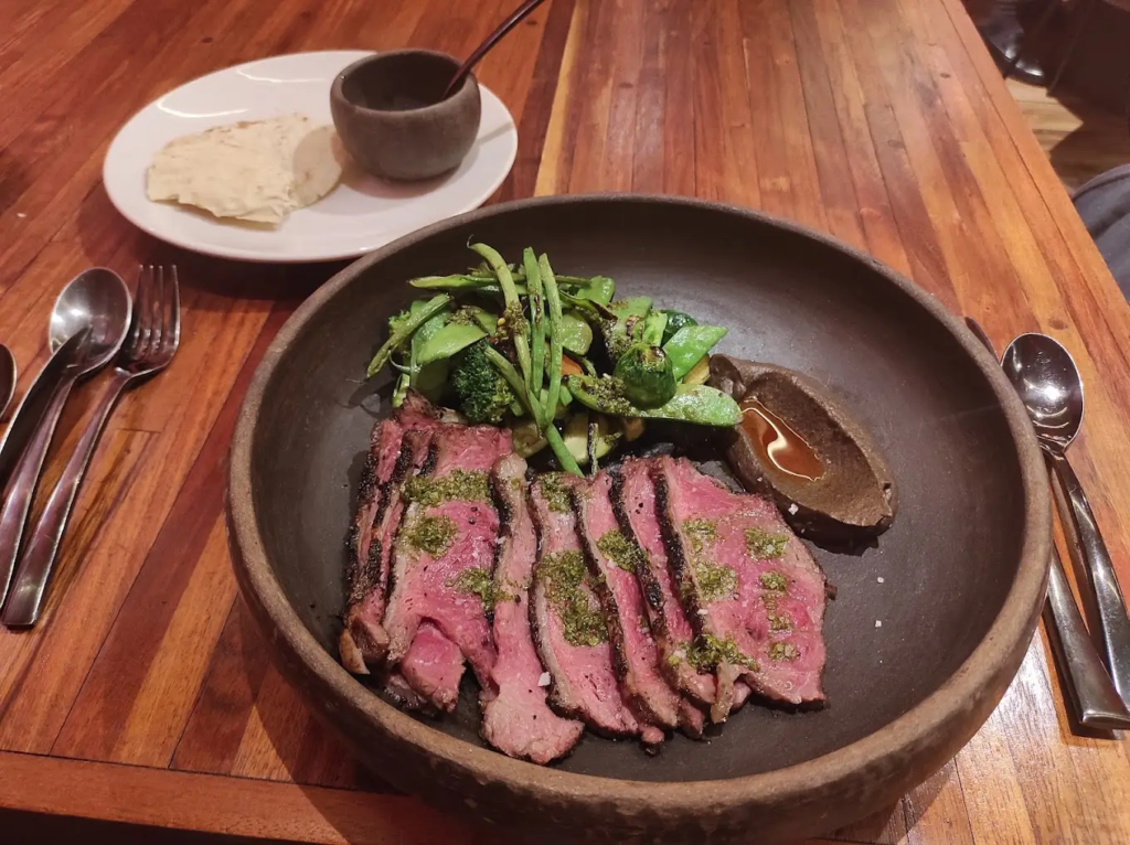 Platilo de carne finamente cortada, acompañada de vegetales