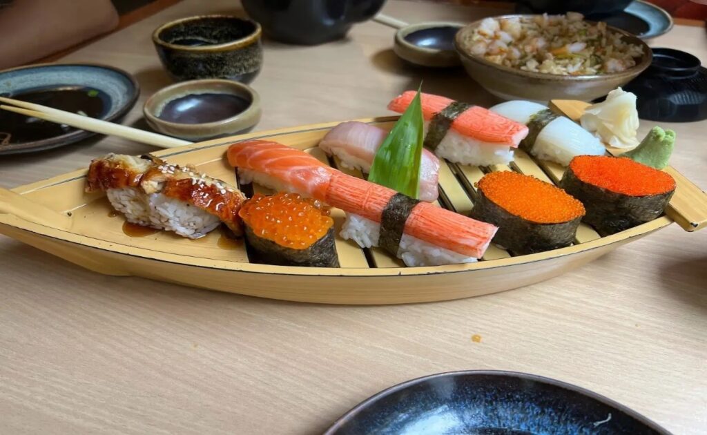 Platillo de comida japonesa con cabiar y verduras