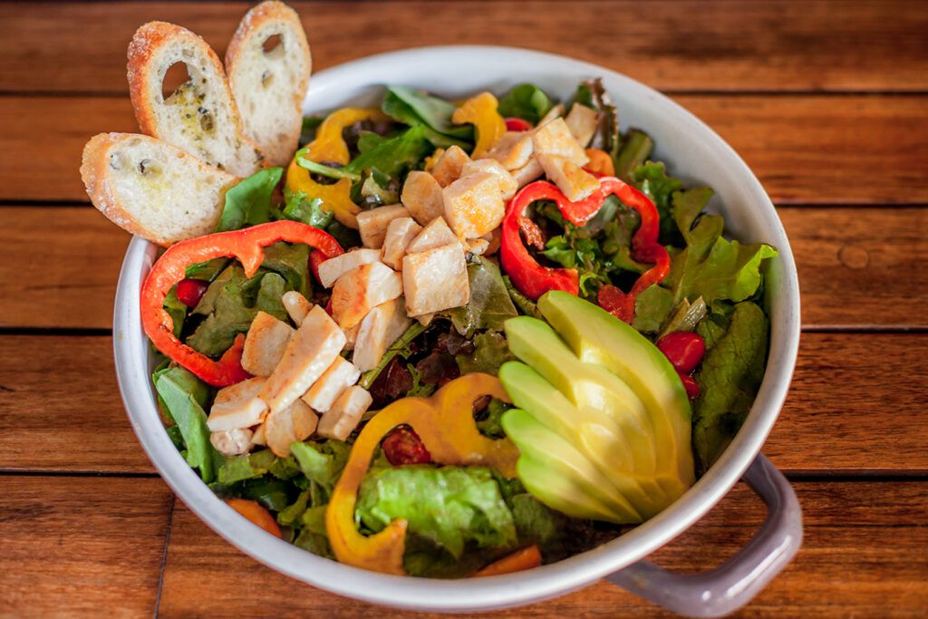 ensalada con chiles morrones, aguacate y trocitos de pan