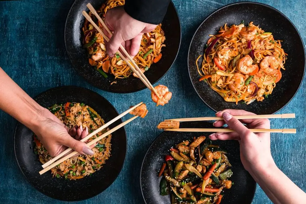 Comidas japonesas en platos negros