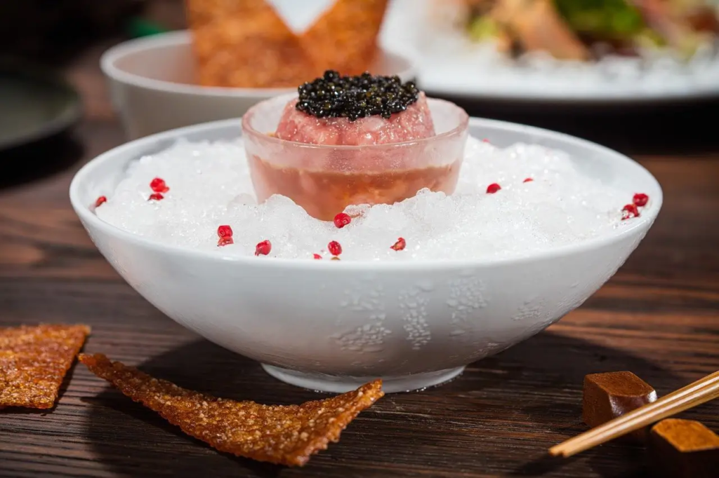 Platillo de arroz blanco en un plato de ceramica color blanco