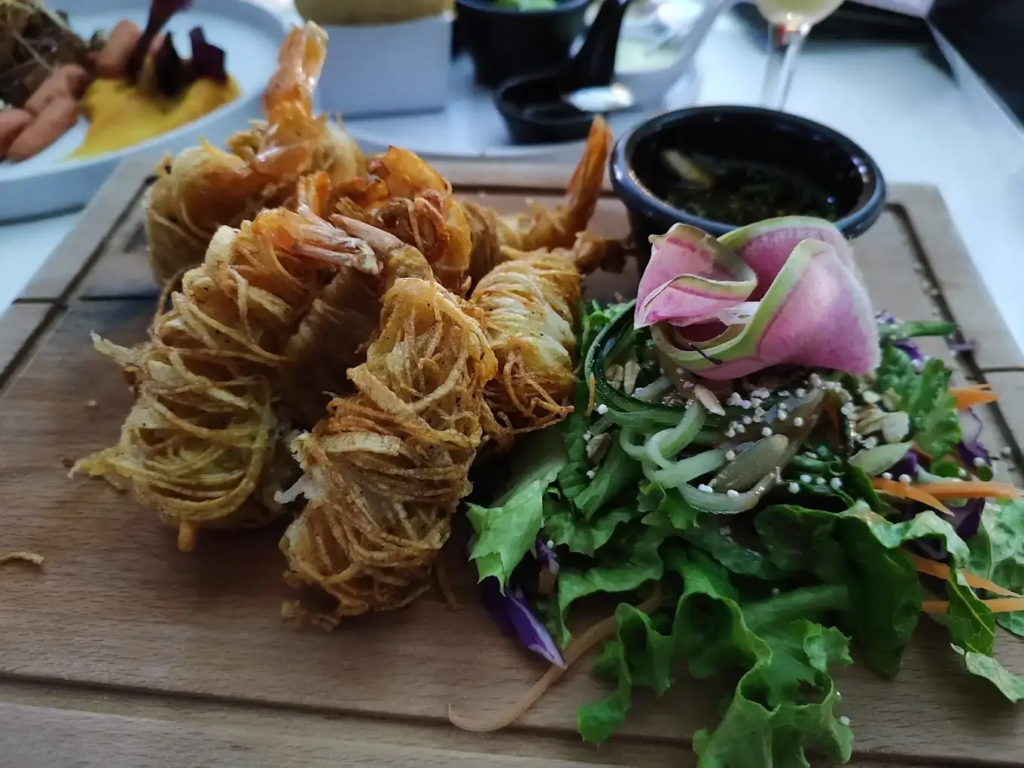 Platillo de mariscos acompañados de una ensalada verde