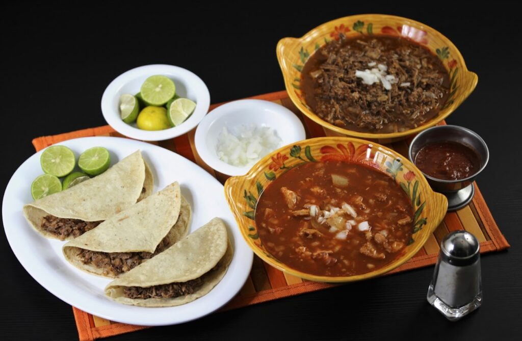 caldlo rojo acompañado de 3 tacos conn tortilla de maiz