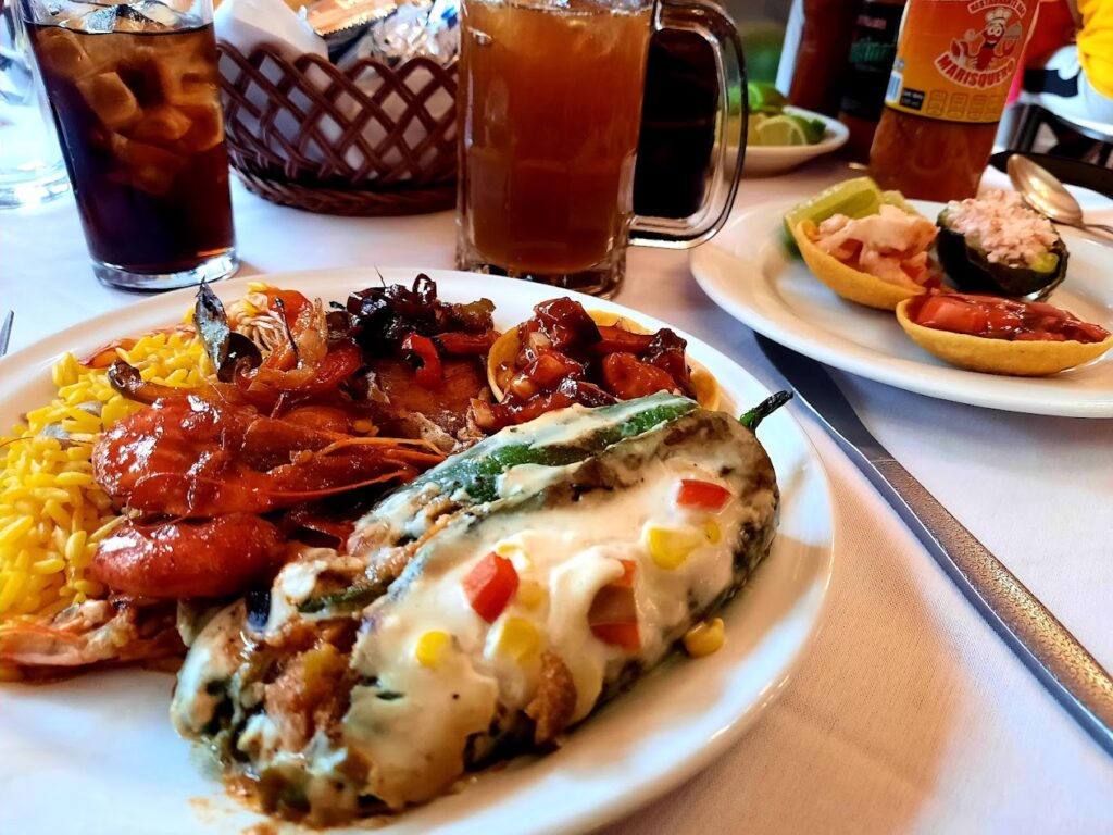 Chile relleno acompañado de queso y carne con una cerveza preparada